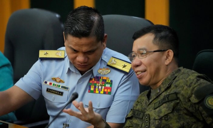 O porta-voz da Guarda Costeira das Filipinas, Comodoro Jay Tarriela (L), conversa com o porta-voz das Forças Armadas das Filipinas, coronel Medel Aguilar, durante uma coletiva de imprensa sobre um recente incidente com navios chineses no Second Thomas Shoal, enquanto conversam com repórteres em Quezon City, Filipinas , em 23 de outubro de 2023 (Foto de Aaron Favila/AP)
