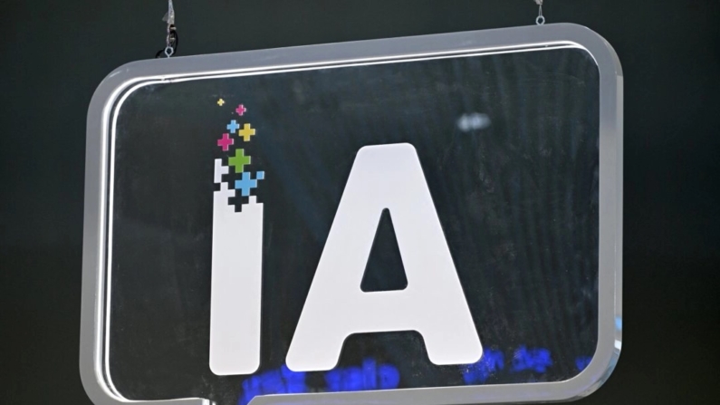 Um logotipo de IA (inteligência artificial) é retratado no Mobile World Congress em Barcelona, Espanha, em 27 de fevereiro de 2024 (Josep Lago/AFP via Getty Images)