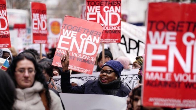 Imagem sem data de manifestantes marchando para acabar com a violência masculina contra as mulheres no Dia Internacional da Mulher (Jordan Pettitt/PA)