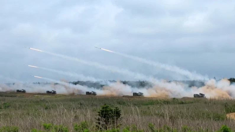 Foguetes são lançados durante um exercício de fogo real, a cerca de 7 km (4 milhas) da cidade de Magong, nas ilhas periféricas de Penghu, em Taiwan, em 25 de maio de 2017 (Sam Yeh/AFP via Getty Images)