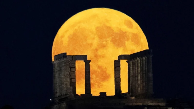 A superlua nasce atrás do Templo de Poseidon em Cabo Sounio, ao sul de Atenas em 19 de agosto de 2024 (Michael Varaklas/AP Photo)