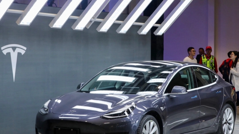 Um carro Tesla Model 3 é exibido durante a cerimônia de entrega do Tesla Model 3 fabricado na China em Xangai em 7 de janeiro de 2020 (STR/AFP via Getty Images)