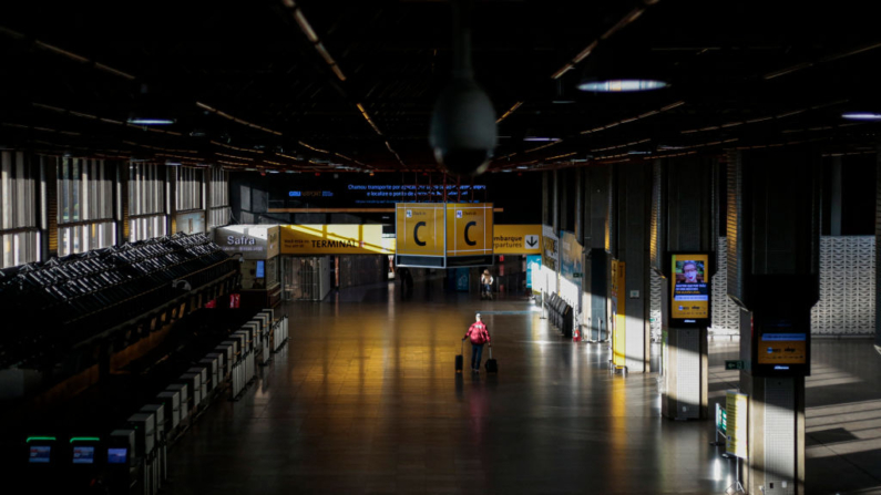 Vista de um saguão quase vazio no Aeroporto Internacional de Guarulhos, perto de São Paulo, Brasil, em 26 de maio de 2020 (Foto de MIGUEL SCHINCARIOL/AFP via Getty Images)