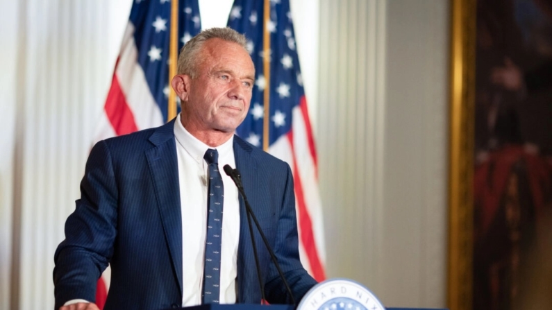 O candidato presidencial Robert F. Kennedy Jr. fala na biblioteca Nixon em Yorba Linda, Califórnia, em 12 de junho de 2024 (John Fredricks/The Epoch Times)