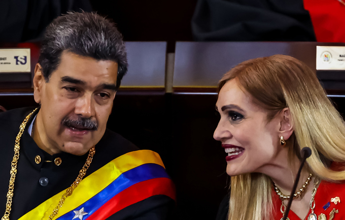 Foto de arquivo da presidente do Tribunal Supremo de Justiça (TSJ), Caryslia Rodríguez, com o ditador da Venezuela, Nicolás Maduro (EFE/ Miguel Gutiérrez)