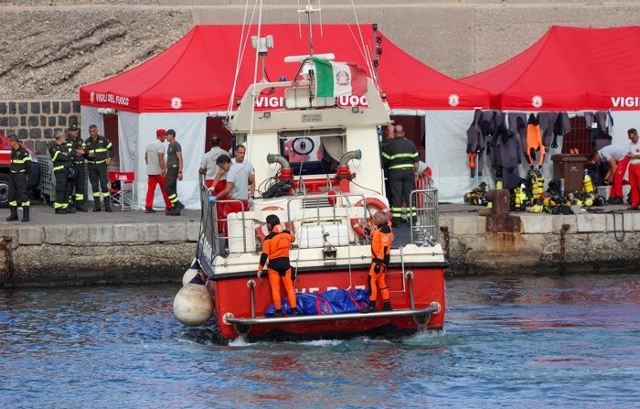 A equipe de resgate chega com outro corpo de um passageiro do iate Bayesian após a recuperação por mergulhadores dos bombeiros, no porto de Porticello, perto de Palermo, na Ilha da Sicília, Itália, em 21 de agosto de 2024 (EFE/EPA/IGOR PETYX) 