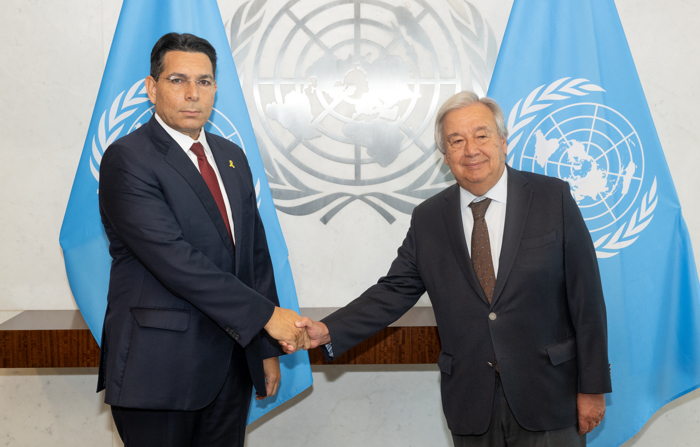 Foto fornecida pela ONU do secretário-geral da ONU, António Guterres (esq.), apertando a mão do novo embaixador israelense na ONU, Danny Danon , após receber suas credenciais em 19 de agosto de 2024 na sede da ONU em Nova Iorque (EFE/Eskinder Debebe/ONU)