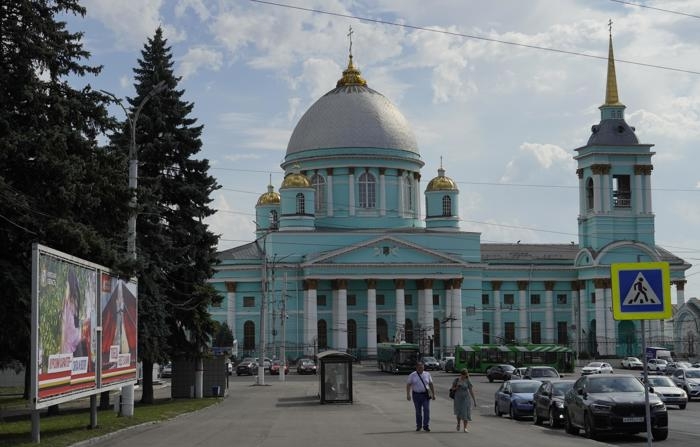 População local caminha no centro de Kursk, Rússia, 22 de agosto de 2024. Abrigos de concreto reforçado estão sendo instalados em Kursk, Kurchatov e Zheleznogorsk, de acordo com o governador interino da região de Kursk, Alexey Smirnov. Os combates entre as forças russas e ucranianas estão ocorrendo na região de Kursk desde 06 de agosto, após uma incursão militar ucraniana na região da fronteira russa. (EFE/EPA/STRINGER)