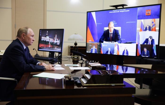 O líder russo, Vladimir Putin, participa de uma reunião por videoconferência sobre a situação nas regiões russas de Belgorod, Kursk e Bryansk, na residência estatal de Novo-Ogaryovo, nos arredores de Moscou, Rússia, em 22 de agosto de 2024, após uma incursão transfronteiriça das Forças Armadas ucranianas em território russo (EFE/EPA/GAVRIIL GRIGOROV/SPUTNIK/KREMLIN POOL)