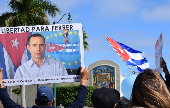 Foto de arquivo de 17 de novembro de 2019 de uma manifestação pedindo a liberdade do opositor cubano José Daniel Ferrer (cartaz), em Miami, Flórida (EUA) ( EFE/ Jorge Pérez)