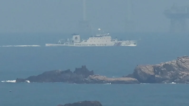 Um navio da Guarda Costeira da China perto da ilha de Pingtan, o ponto mais próximo de Taiwan na China, em 10 de abril de 2023. Greg Baker/AFP via Getty Images