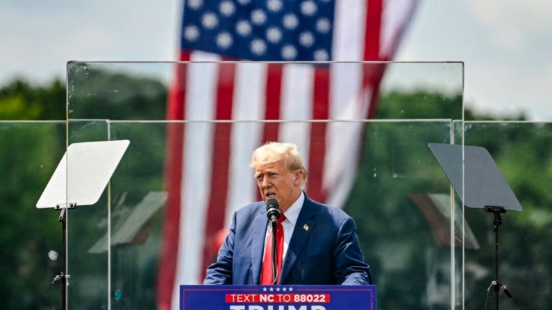 O ex-presidente e candidato presidencial republicano Donald Trump fala atrás de um vidro à prova de balas durante um comício de campanha no North Carolina Aviation Museum and Hall of Fame em Asheboro, Carolina do Norte, em 21 de agosto de 2024 (Peter Zay/AFP via Getty Images)