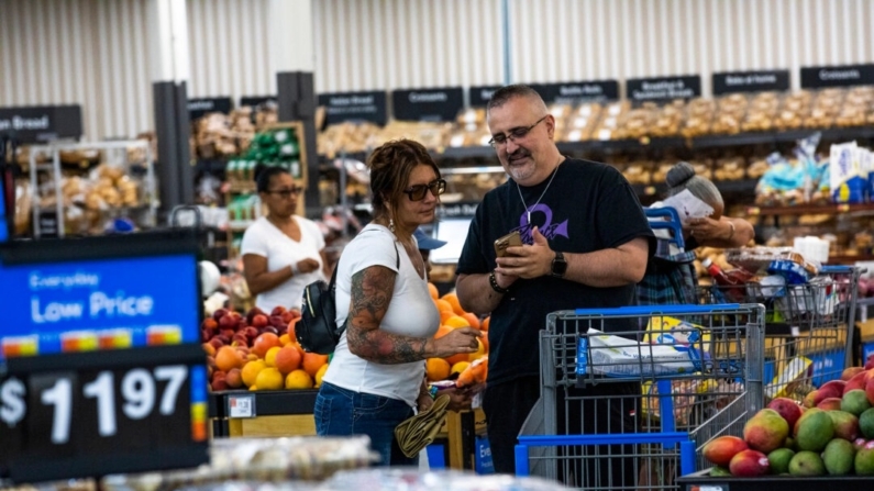 Pessoas compram mantimentos em uma Walmart Superstore em Secaucus, N.J., em 11 de julho de 2024 (AP Photo/Eduardo Munoz Alvarez)