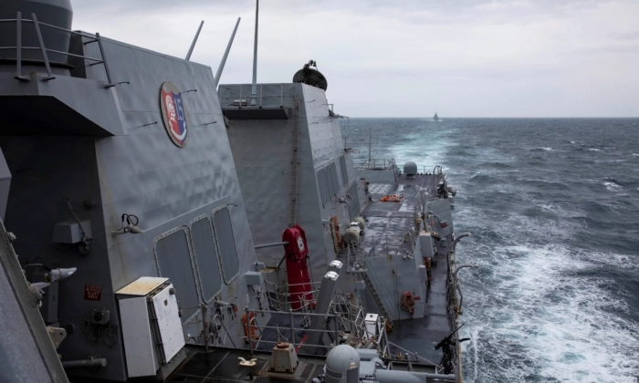 O destróier de mísseis guiados classe Arleigh Burke USS Ralph Johnson (DDG 114) conduz operações de rotina no Estreito de Taiwan em 9 de setembro de 2023. Especialista em Comunicação de Massa 1ª Classe Jamaal Liddell/EUA Marinha via AP