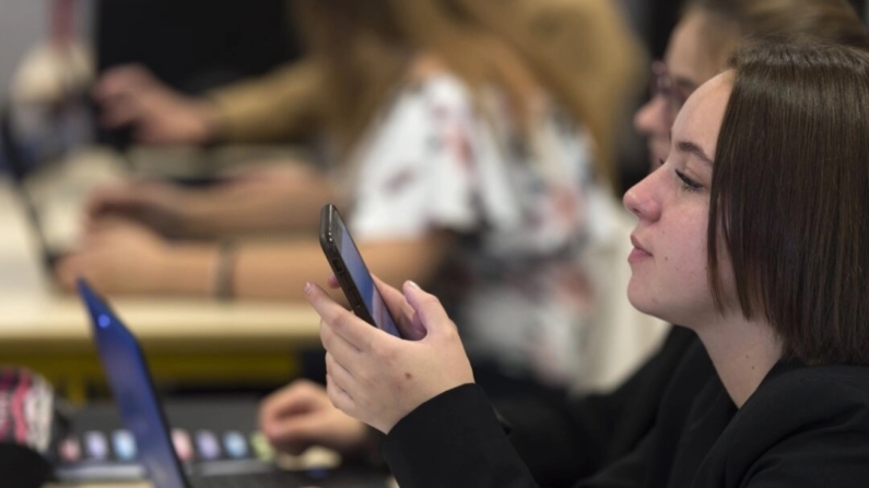 A preocupação com a segurança dos nossos filhos sempre foi fundamental ao longo das gerações, mas hoje há uma diferença significativa, escreve Erin Houchin (Patrick Hertzog/AFP via Getty Images)