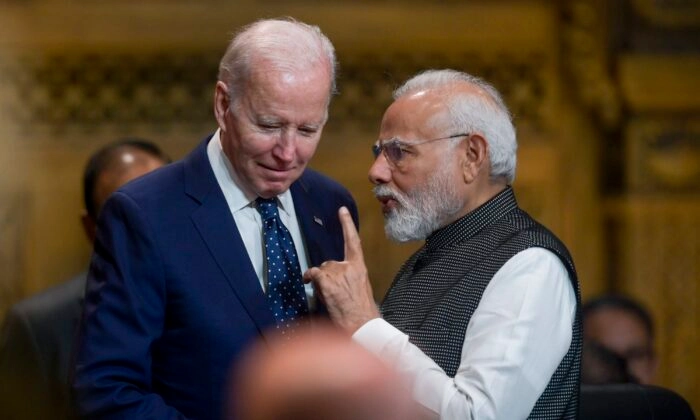 O presidente dos EUA, Joe Biden, (E), conversa com o primeiro-ministro da Índia, Narendra Modi, durante a Cúpula do G20 em Nusa Dua, Bali, Indonésia, em 15 de novembro de 2022. Bay Ismoyo/Pool Photo via AP