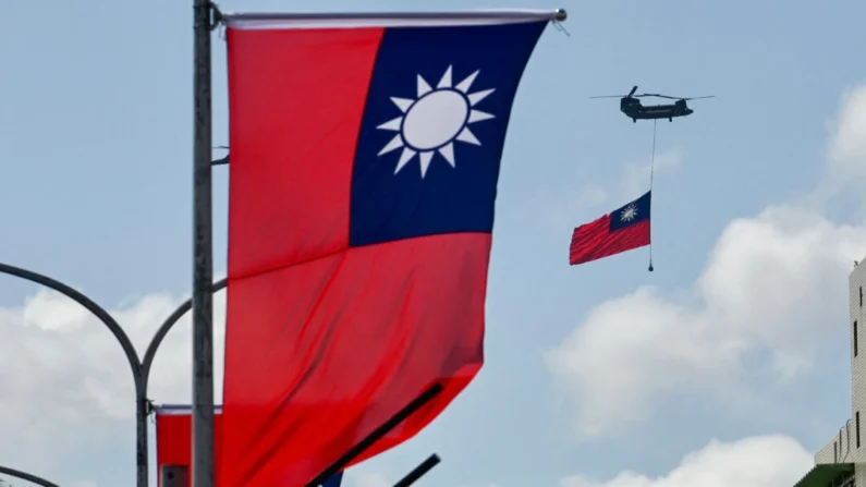 Um helicóptero CH-47 Chinook carrega uma bandeira de Taiwan durante as comemorações do dia nacional em Taipei, Taiwan, em 10 de outubro de 2021. Sam Yeh/AFP via Getty Images
