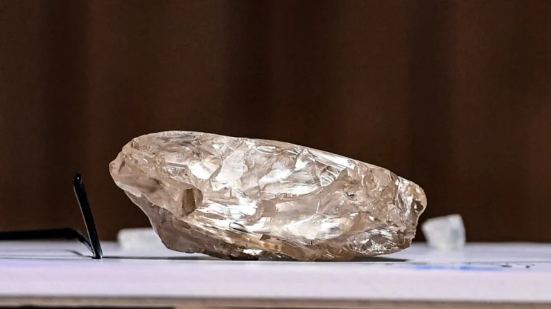 Um grande diamante descoberto em Botsuana é colocado em uma mesa dentro do escritório do presidente de Botsuana, Mokgweetsi Masisi, em Gaborone, em 22 de agosto de 2024 (Monirul Bhuiyan/AFP via Getty Images)
