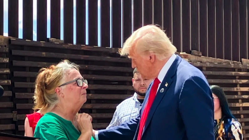 O ex-presidente Donald Trump (D) com Patty Morin (E) durante uma visita ao muro da fronteira em Montezuma Pass, Condado de Cochise, Arizona, em 22 de agosto de 2024 (Janice Hisle/The Epoch Times)
