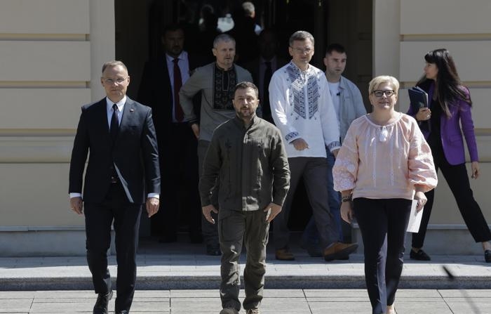 O presidente ucraniano Volodymir Zelensky (centro) com seu colega polonês Andrzej Duda (dir.) e a primeira-ministra lituana Ingrida Simonyte (dir.) em Kiev no sábado (EFE/EPA/SERGEY DOLZHENKO)