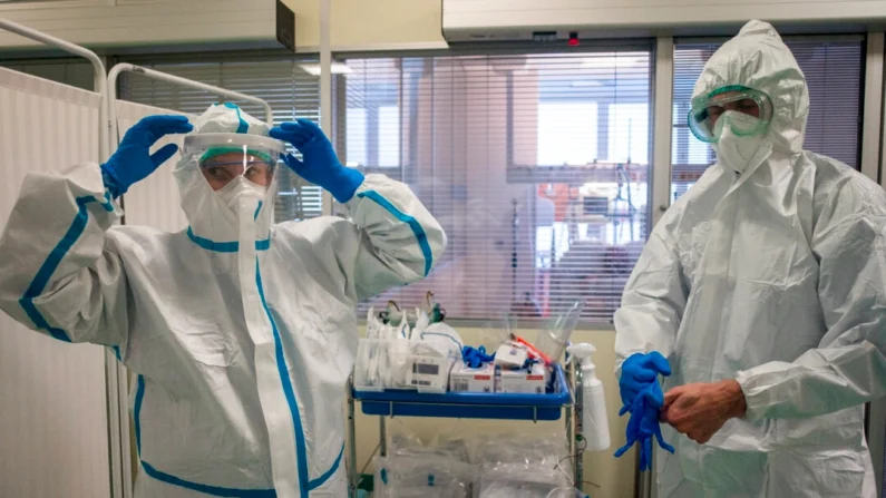 Profissionais de saúde colocam equipamentos de proteção individual (EPI) em uma unidade de terapia intensiva (UTI) no hospital Thomayer, em Praga, República Tcheca, em 14 de outubro de 2020 (Michal Cizek/AFP/Getty Images)
