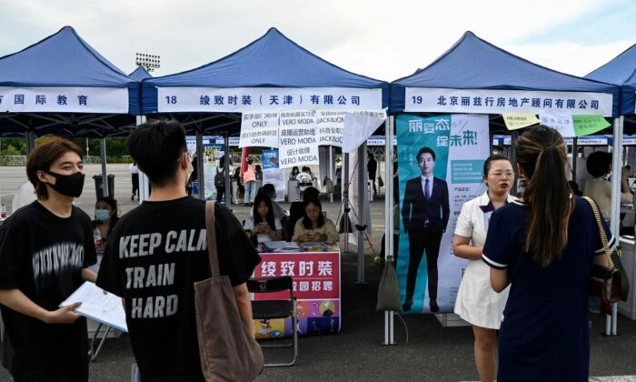 Pessoas participando de uma feira de empregos em Pequim em 26 de agosto de 2022. Jade Gao/AFP via Getty Images
