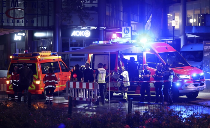 Serviços de emergência após um ataque com faca durante o festival da cidade em uma rua de Solingen, Alemanha (EFE/EPA/CHRISTOPHER NEUNDORF)