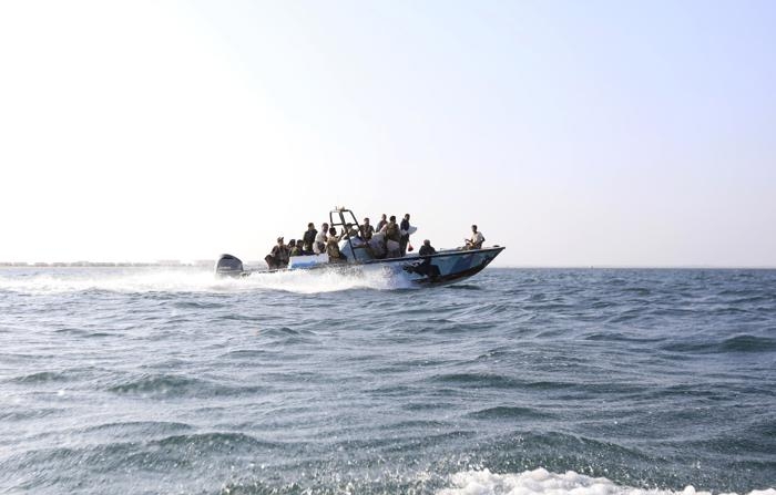 Foto de arquivo de terroristas xiitas houthis em um barco no Mar Vermelho (EFE/EPA/YAHYA ARHAB)