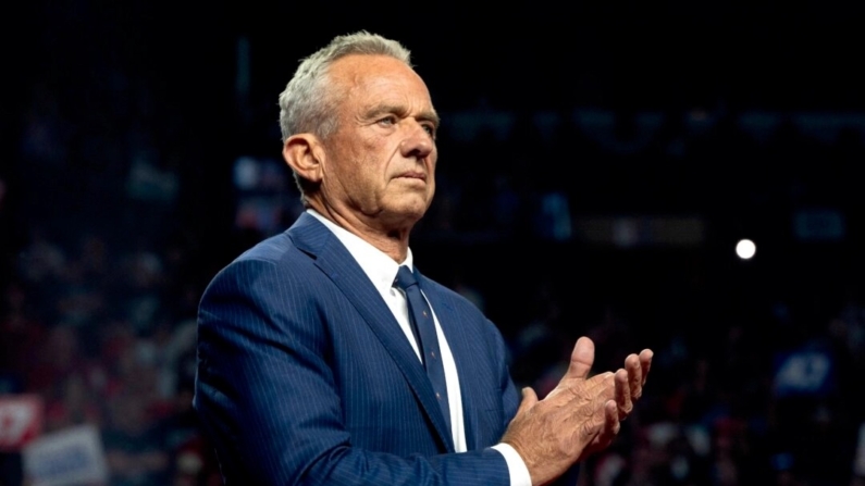 O candidato presidencial independente Robert F. Kennedy Jr. escuta durante um comício de campanha do candidato presidencial republicano, o ex-presidente Donald Trump, na Desert Diamond Arena em Glendale, Airz., em 23 de agosto de 2024. (Rebecca Noble/Getty Images)