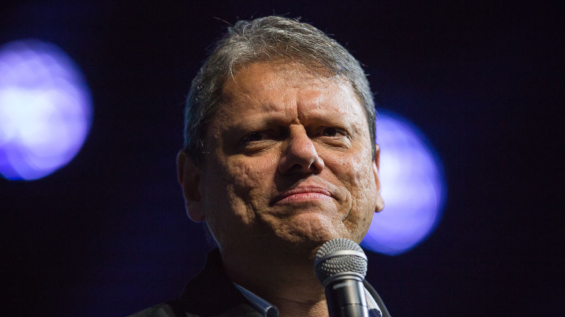 O governador de São Paulo, Tarcísio Gomes de Freitas, fala durante a Conferência de Ação Política Conservadora (CPAC) em 6 de julho de 2024 em Camboriú, Brasil (Pedro H. Tesch/Getty Images)