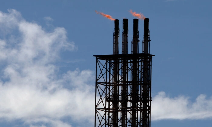 Sinalizadores de segurança são mostrados no North West Shelf Gas Venture, operado pela Woodside, na Austrália Ocidental, em 17 de junho de 2008 (Greg Wood/AFP via Getty Images)
