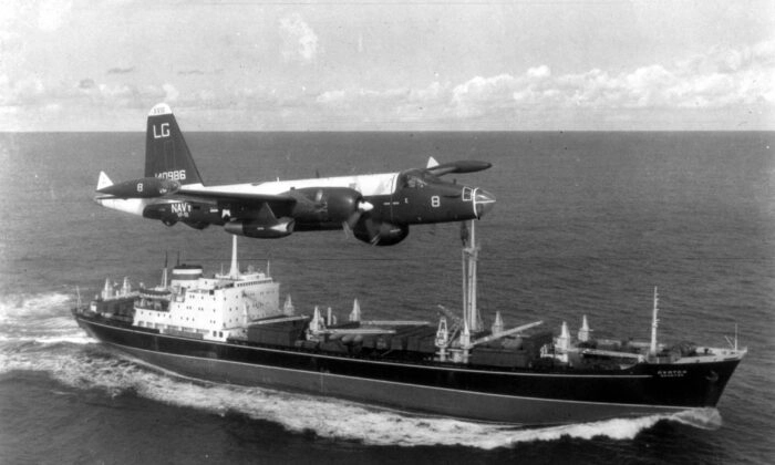 Um avião de patrulha P2V Neptune dos EUA sobrevoa um cargueiro soviético durante a Crise dos Mísseis de Cuba, em outubro de 1962. A crise colocou o mundo à beira de uma catástrofe nuclear (MPI/Getty Images)
