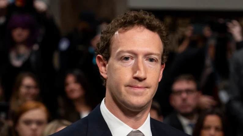 O fundador e CEO da Meta, Mark Zuckerberg, chega para testemunhar perante o Comitê Judiciário do Senado em Washington, em 31 de janeiro de 2024 (Madalina Vasiliu/Epoch Times)
