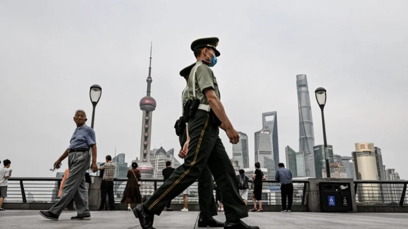 A polícia paramilitar chinesa caminha no calçadão Bund ao longo do rio Huangpu, no distrito de Huangpu, em Xangai, China, em 15 de junho de 2023. Héctor Retamal/AFP via Getty Images
