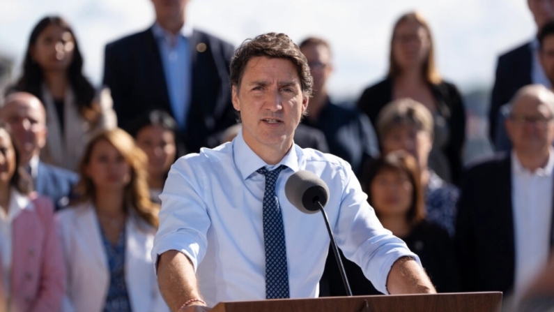 O primeiro-ministro Justin Trudeau fala aos repórteres enquanto os membros do gabinete observam durante o retiro do gabinete liberal em Charlottetown, P.E.I., em 23 de agosto de 2023 (The Canadian Press/Darren Calabrese)