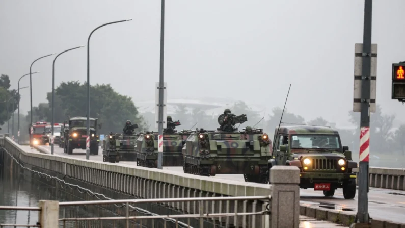 Veículos blindados taiwaneses percorrem uma rua nas Ilhas Kinmen, Taiwan, em 24 de maio de 2024. I-Hwa Cheng/AFP via Getty Images
