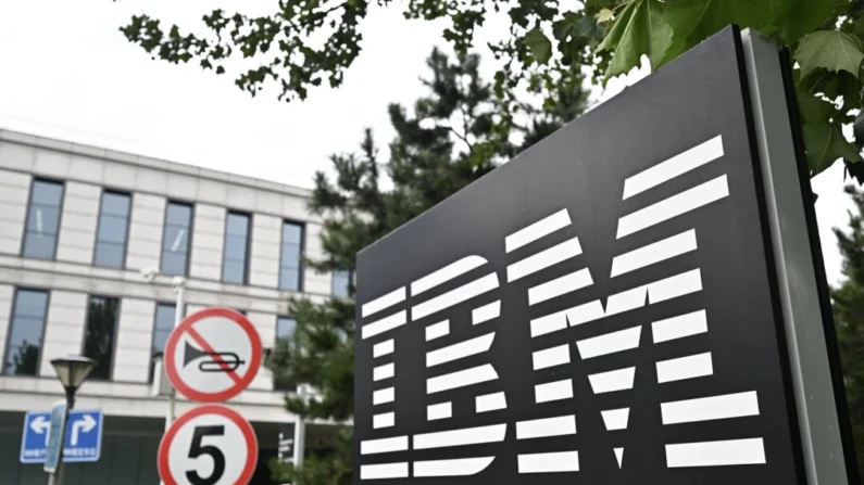 O logotipo da IBM é visto na entrada do edifício China System Center, em Pequim, em 26 de agosto de 2024. Pedro Pardo/AFP via Getty Images
