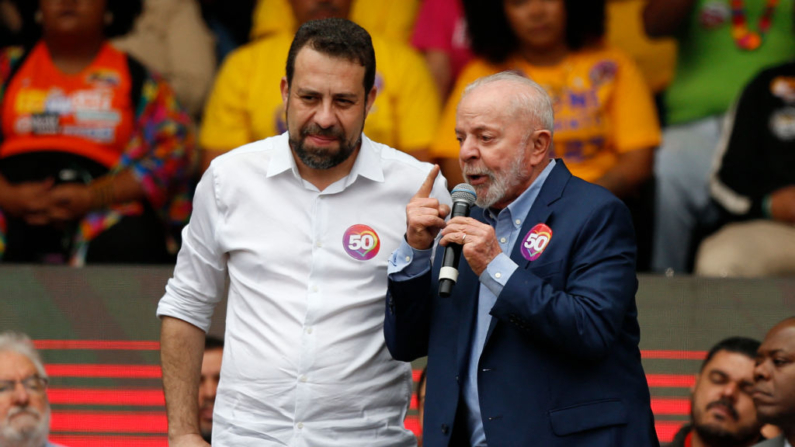 O presidente brasileiro Luiz Inácio Lula da Silva discursa durante uma manifestação de apoio ao candidato a prefeito de São Paulo, Guilherme Boulos, em São Paulo, Brasil, em 24 de agosto de 2024. As eleições municipais serão realizadas no Brasil em 6 de outubro de 2024 para eleger prefeitos e vereadores (Foto: MIGUEL SCHINCARIOL/AFP via Getty Images)