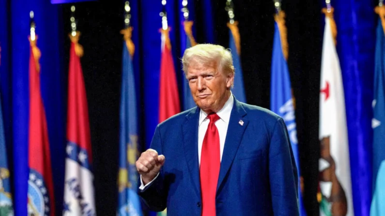 O ex-presidente Donald Trump levanta o punho enquanto cumprimenta a multidão antes de discursar durante a 146ª Conferência Geral e Exposição da Associação da Guarda Nacional dos Estados Unidos no Huntington Place Convention Center em Detroit, Michigan, em 26 de agosto de 2024 (Emily Elconin/Getty Images)
