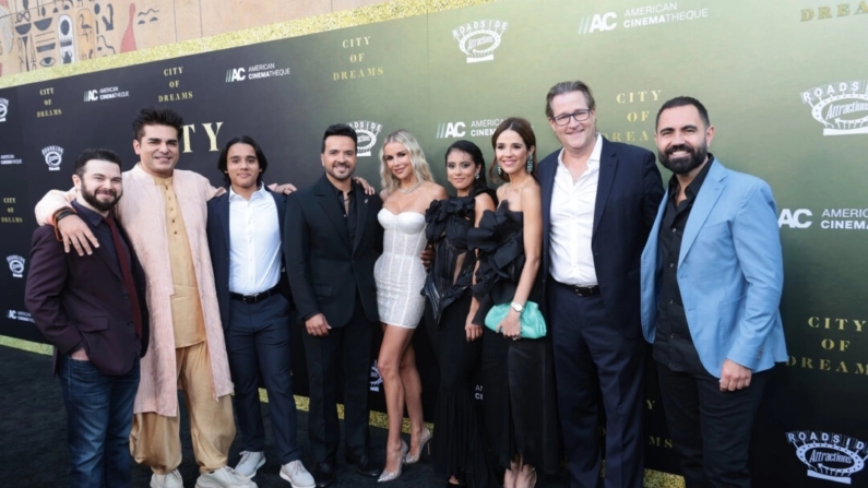 (Esq-Dir.) Samm Levine, Mohit Ramchandani, Ari Lopez, Luis Fonsi, Agueda Lopez, Renata Vaca, Ana Wolfington, Sean Wolfington e Enrique Santos participam da estreia de "City of Dreams" em Los Angeles, em 23 de agosto de 2024 (Amy Sussman/Getty Images)