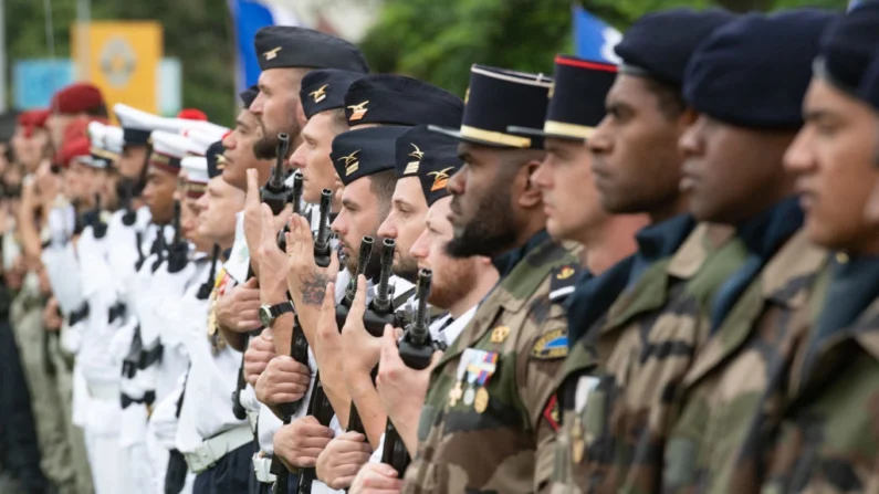 As forças armadas francesas participam de uma cerimônia para o feriado nacional do Dia da Bastilha no memorial de guerra na Place Bir Hakeim na capital do território francês do Pacífico da Nova Caledônia, em Noumea, em 14 de julho de 2024. (Foto de Delphine MAYEUR / AFP) Foto de DELPHINE MAYEUR/AFP via Getty Images