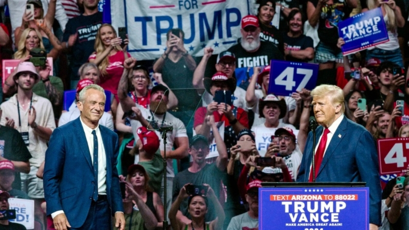 O ex-presidente e candidato presidencial republicano Donald Trump recebe no palco o candidato presidencial independente Robert F. Kennedy Jr. (esq.) durante um comício de campanha na Desert Diamond Arena em Glendale, Arizona, em 23 de agosto de 2024 (Olivier Touron/AFP via Getty Images)