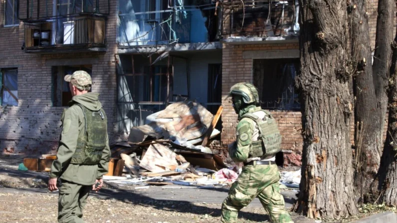 Voluntários locais passam por um prédio danificado por ataques ucranianos em Kursk, Rússia, em 16 de agosto de 2024 (Tatyana Makeyeva/AFP via Getty Images)
