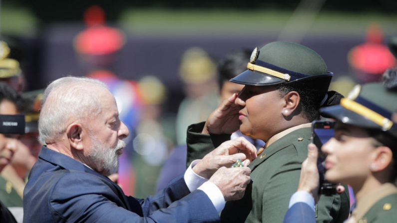 O presidente brasileiro Luiz Inácio Lula da Silva condecora a sargento Beatriz Souza com a Medalha do Exército Brasileiro após ganhar uma medalha de ouro no judô feminino +78kg nos Jogos Olímpicos de Paris 2024, em Brasília, em 22 de agosto de 2024, durante uma cerimônia comemorativa do Dia do Soldado no Quartel-General do Exército (Foto de SERGIO LIMA/AFP via Getty Images)