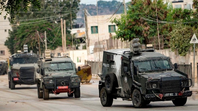 Uma coluna de veículos blindados israelenses sai após uma operação militar em Tubas, Cisjordânia, em 14 de agosto de 2024 (Majdi Mohammed/AP)