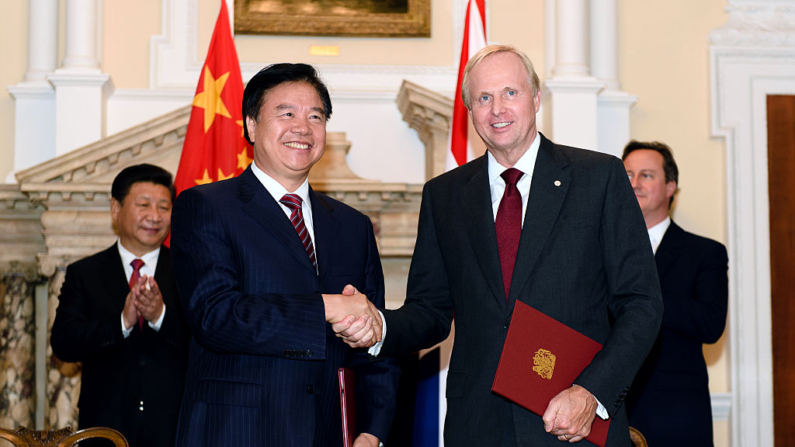 O presidente da empresa de petróleo e gás Petro China, Wang Yilin (esq.), aperta a mão do executivo-chefe da empresa de petróleo e gás BP, Bob Dudley, durante uma troca de contratos comerciais na Cúpula de Negócios Reino Unido-China na Mansion House em 21 de outubro de 2015 em Londres, Inglaterra (Foto de Leon Neal - WPA Pool/Getty Images)
