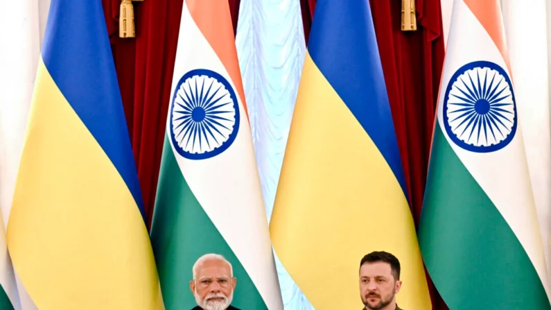 O presidente ucraniano Volodymyr Zelenskyy (R) e o primeiro-ministro indiano Narendra Modi participam da assinatura de um documento após suas conversações no Palácio Mariinskyi em Kiev, em 23 de agosto de 2024 (Sergei Supinsky/AFP via Getty Images)
