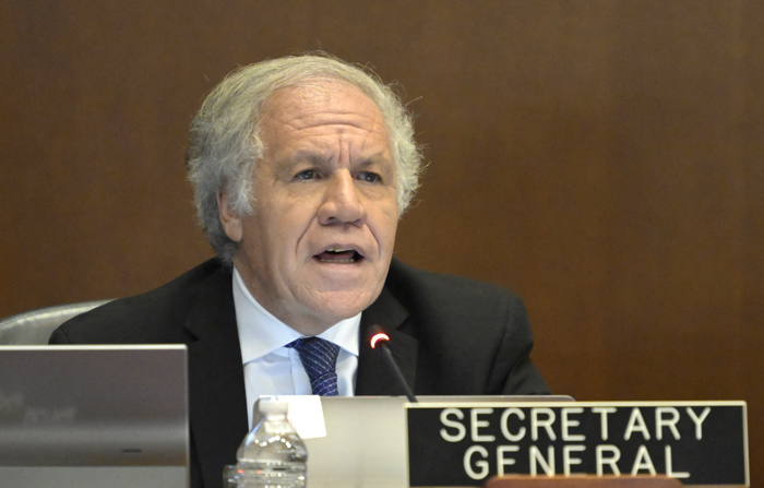 O secretário-geral da Organização dos Estados Americanos (OEA), Luis Almagro, fala durante uma sessão especial do Conselho Permanente na quarta-feira na sede da OEA em Washington (Estados Unidos) (EFE/ Lenin Nolly)