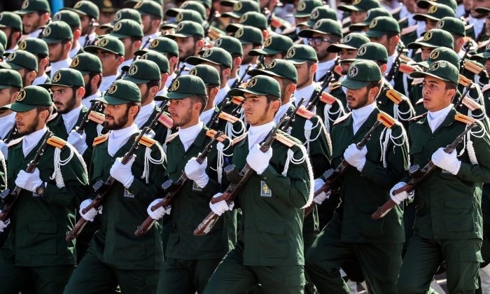 Membros do Corpo de Guardas Revolucionários do Irã (IRGC) marcham durante o desfile militar anual na capital Teerã em 22 de setembro de 2018. (Stringer/AFP/Getty Images)