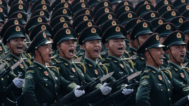 Soldados chineses gritam enquanto marcham em formação durante um desfile para comemorar o 70º aniversário da fundação da China comunista na Praça Tiananmen, em Pequim, em 1º de outubro de 2019. Imagens de Kevin Frayer/Getty
